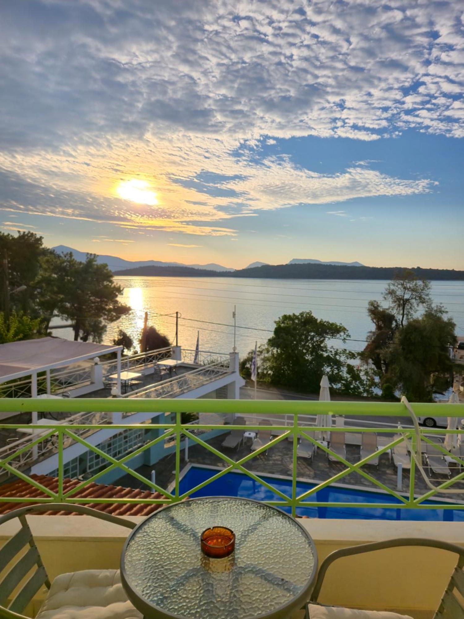 Tropicana Inn Nydri  Zewnętrze zdjęcie